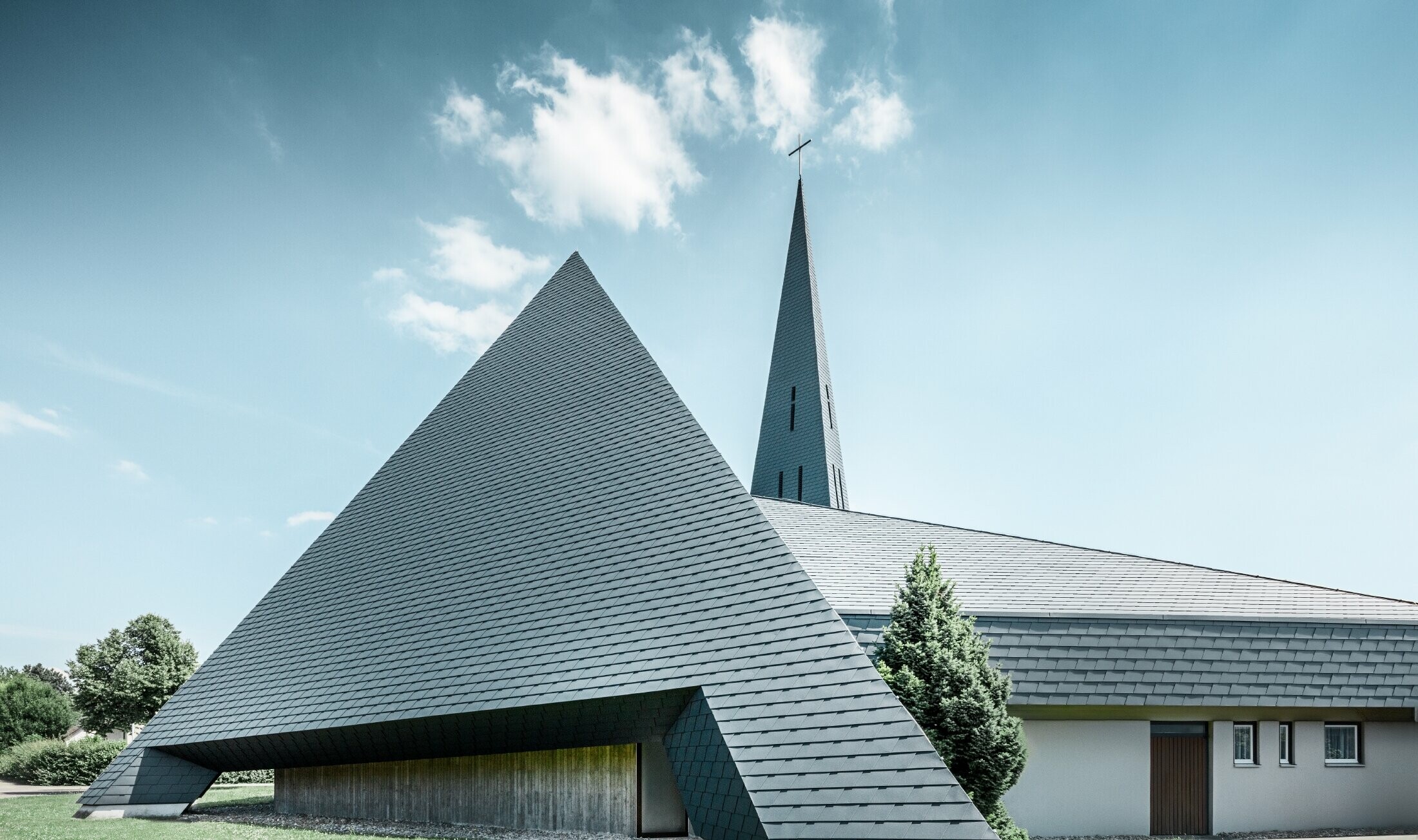 Chiesa cattolica a Langenau con un design piramidale rivestita in scandole PREFA in antracite