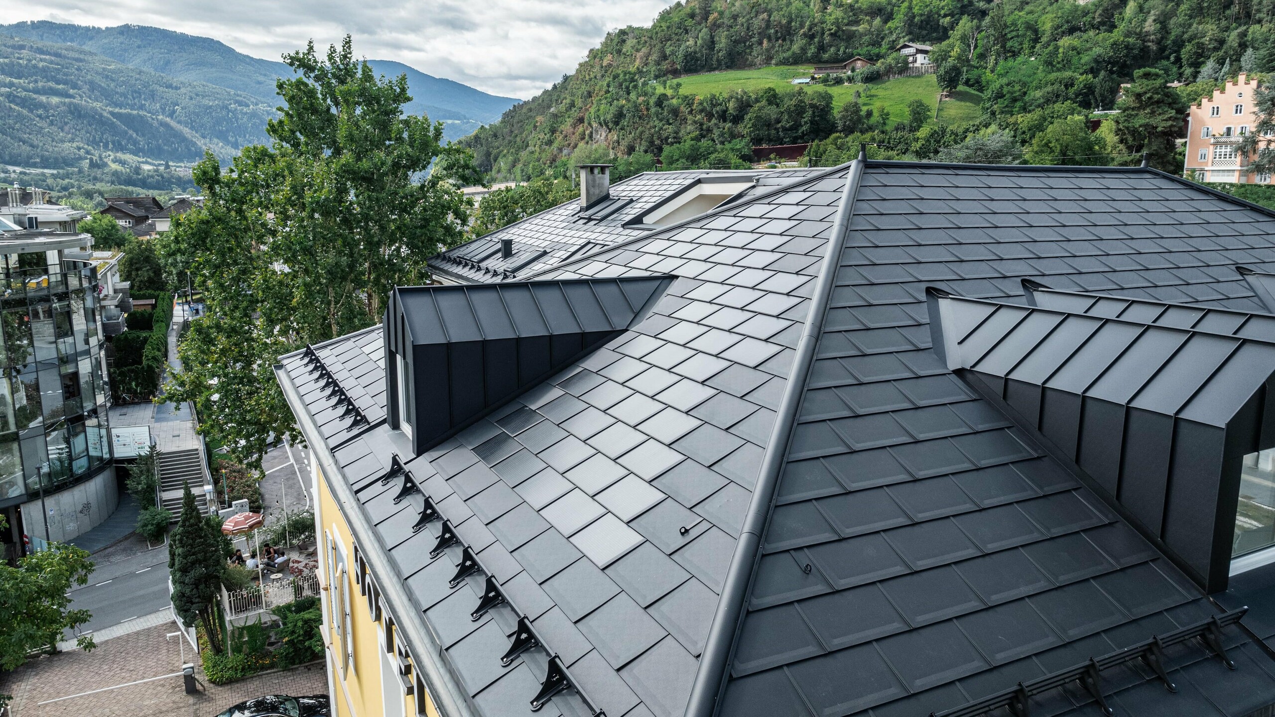 Dettaglio della copertura in Tegole R.16 e Tegole fotovoltaiche PREFA dello storico Hotel Jarolim di Bressanone.