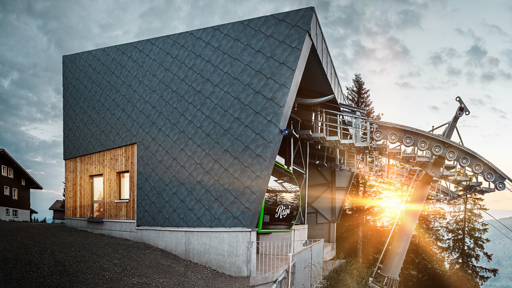 Luftseilbahn mit PREFA Dach und Fassade in der Schweiz bei Sonnenuntergang.