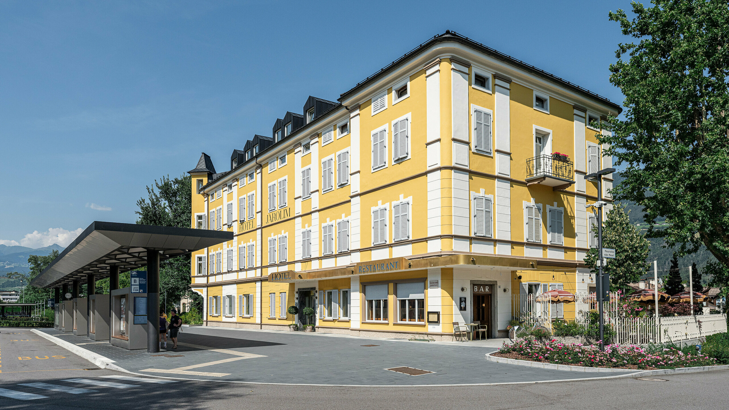 Foto dopo la ristrutturazione delle facciate e della copertura storica del Hotel Jarolim a Bressanone.