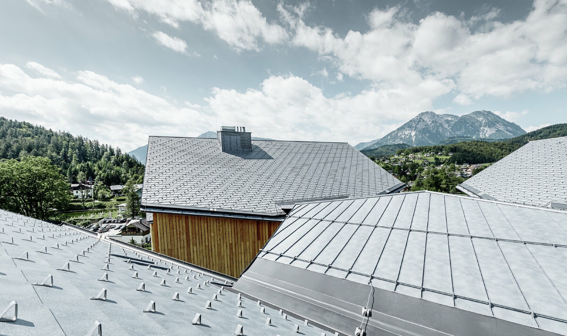 Hotel Vivamayr a Altausee con una facciata in legno e una copertura in scandole PREFA