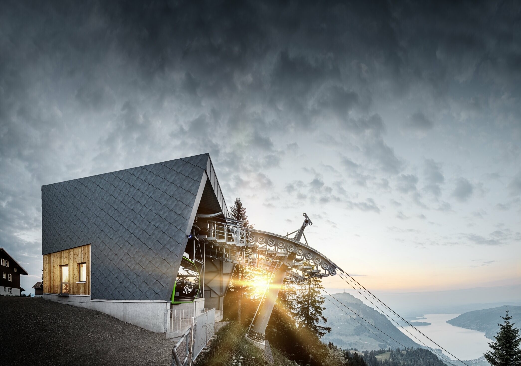 Stazione a monte della funivia Rigi Scheidegg al tramonto. La stazione a monte recentemente ristrutturata è stata rivestita con la scaglia 44 x 44 PREFA in P.10 grigio pietra.