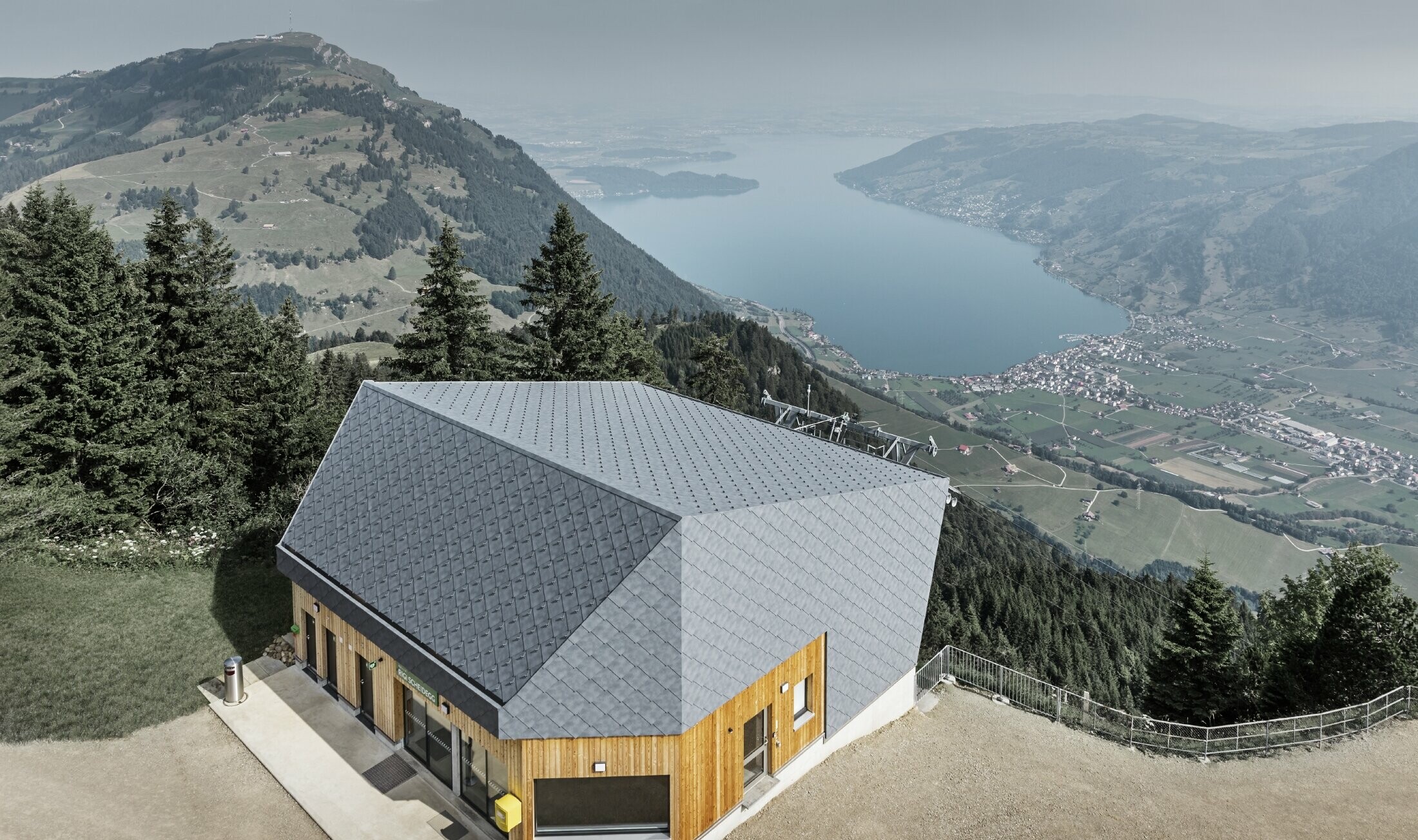 Riprese della stazione a monte della funivia Rigi Scheidegg, rivestita con scaglie 44 PREFA in P.10 grigio pietra e legno.