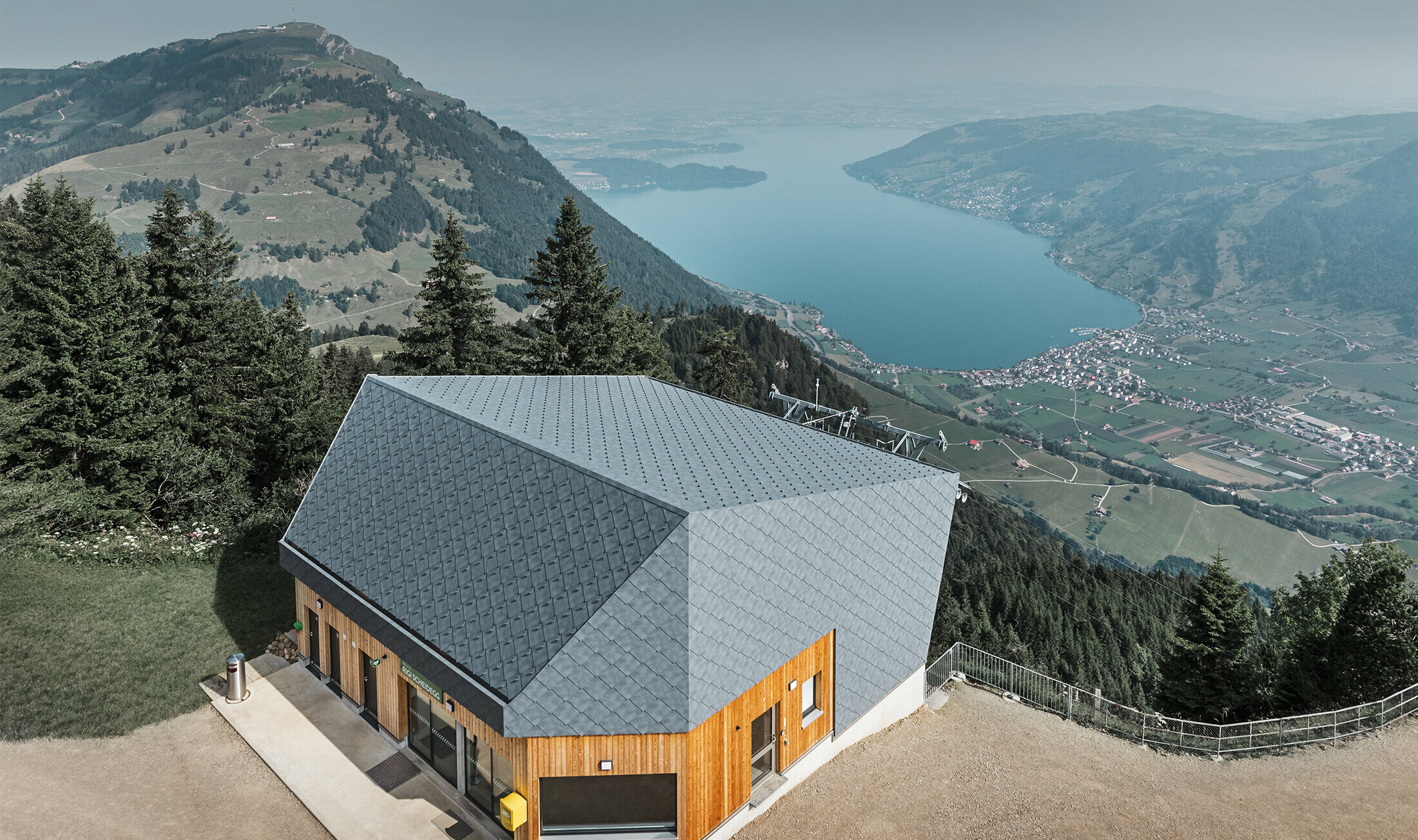 Riprese della stazione a monte della funivia Rigi Scheidegg, rivestita con scaglie 44 PREFA in P.10 grigio pietra e legno.