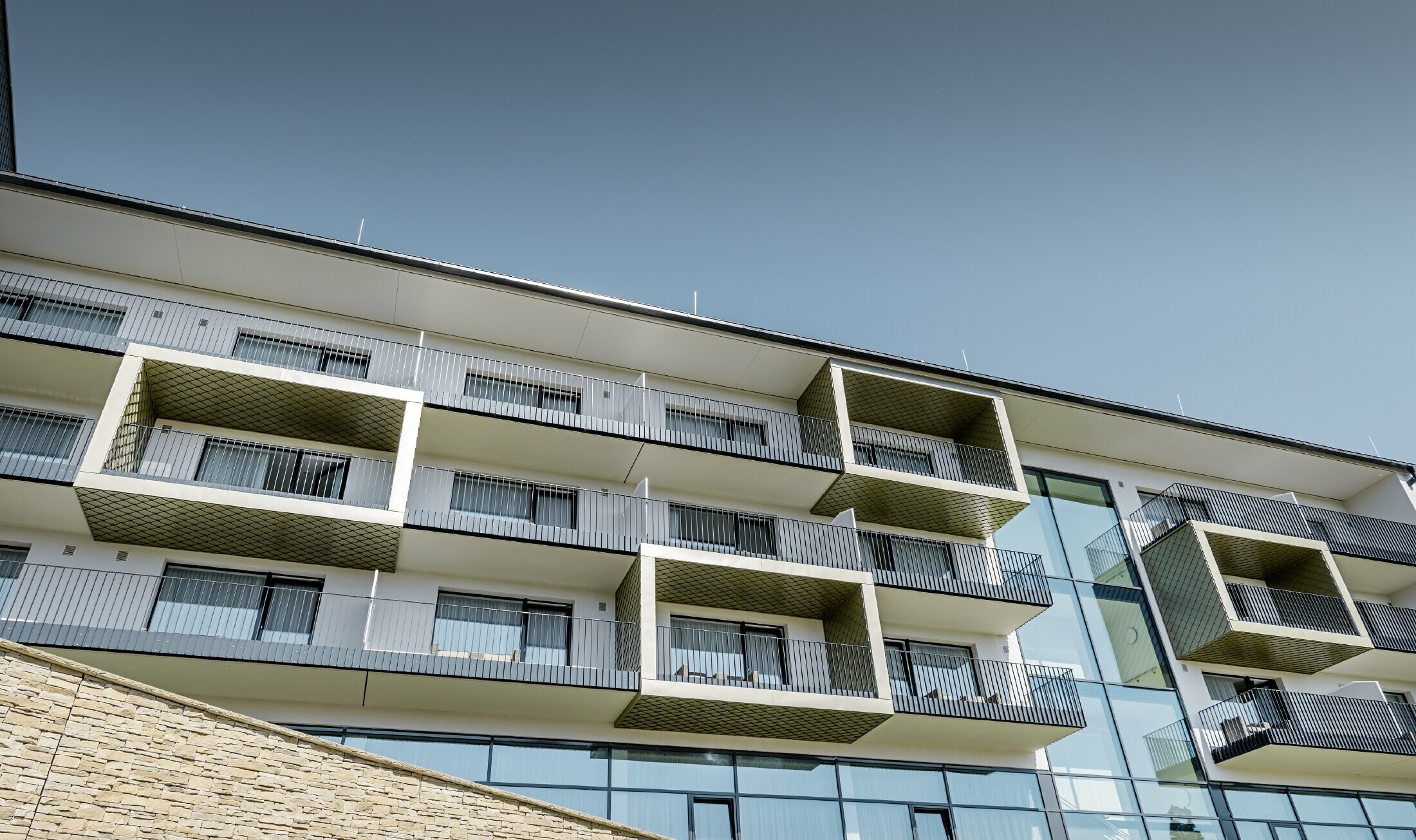 Rivestimento del balcone dell'Hotel Edita in Scheidegg con la losanga PREFA in bronzo luce