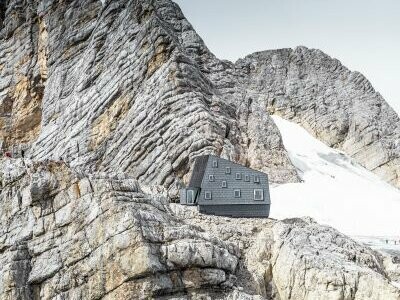 die Seethalerhütte auf 2.740 Meter inmitten der Felsen des Dachsteinmassivs, verkleidet mit PREFA Dach- und Fassadenpaneelen FX.12 in P.10 Steingrau