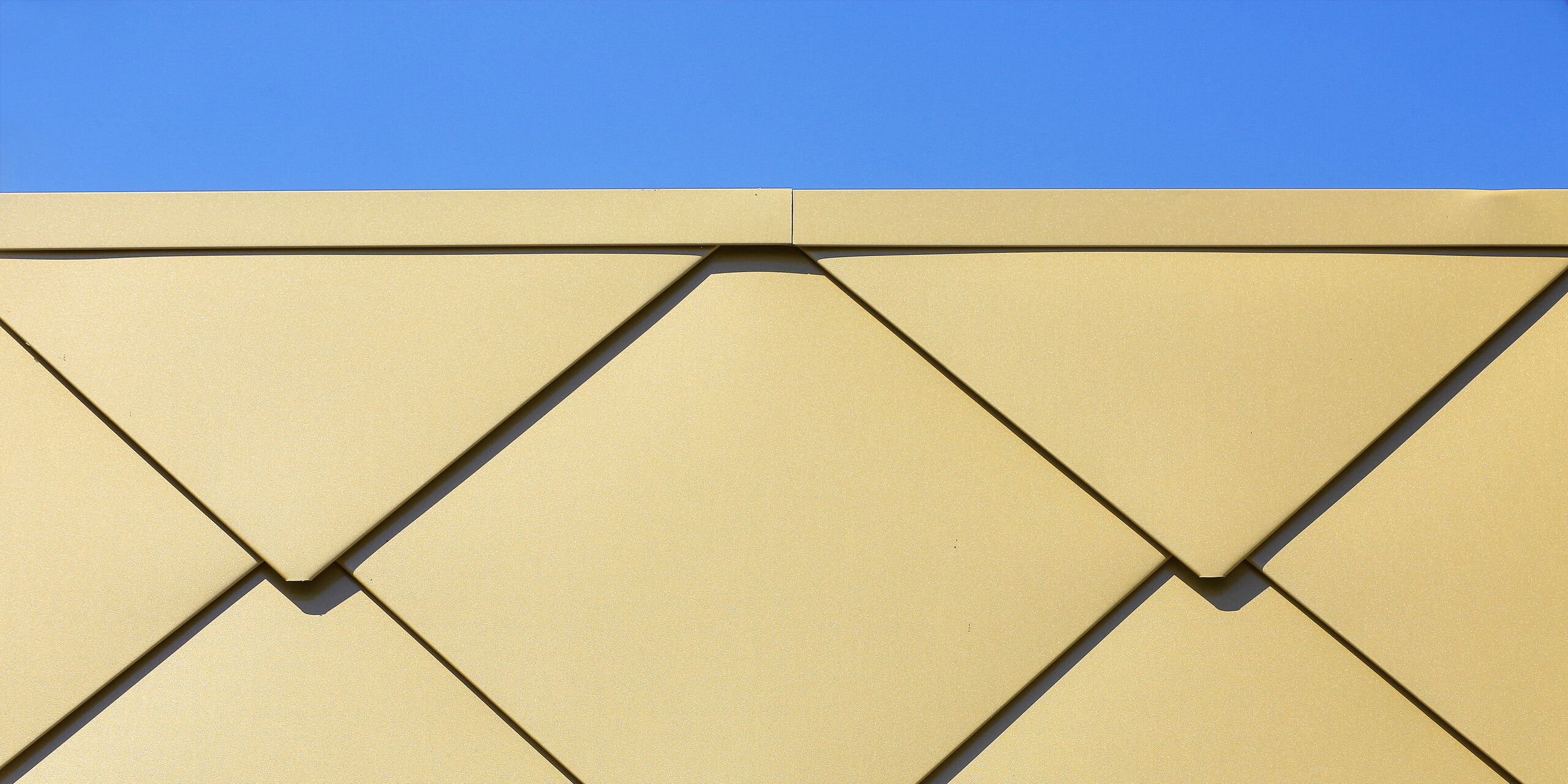 Detailaufnahme der funkelnden PREFA Wandrauten 44 × 44 in Sparkling Gold am Kulturzentrum Fessenheim in Frankreich.