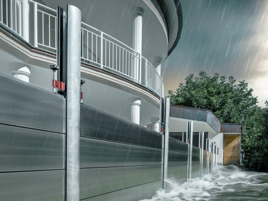 Nahaufnahme des PREFA Hochwasserschutzes aus Aluminium, der stets Hochwasser-Katastrophen Stand hält und das Einfamilienhaus im Hintergrund schützt.