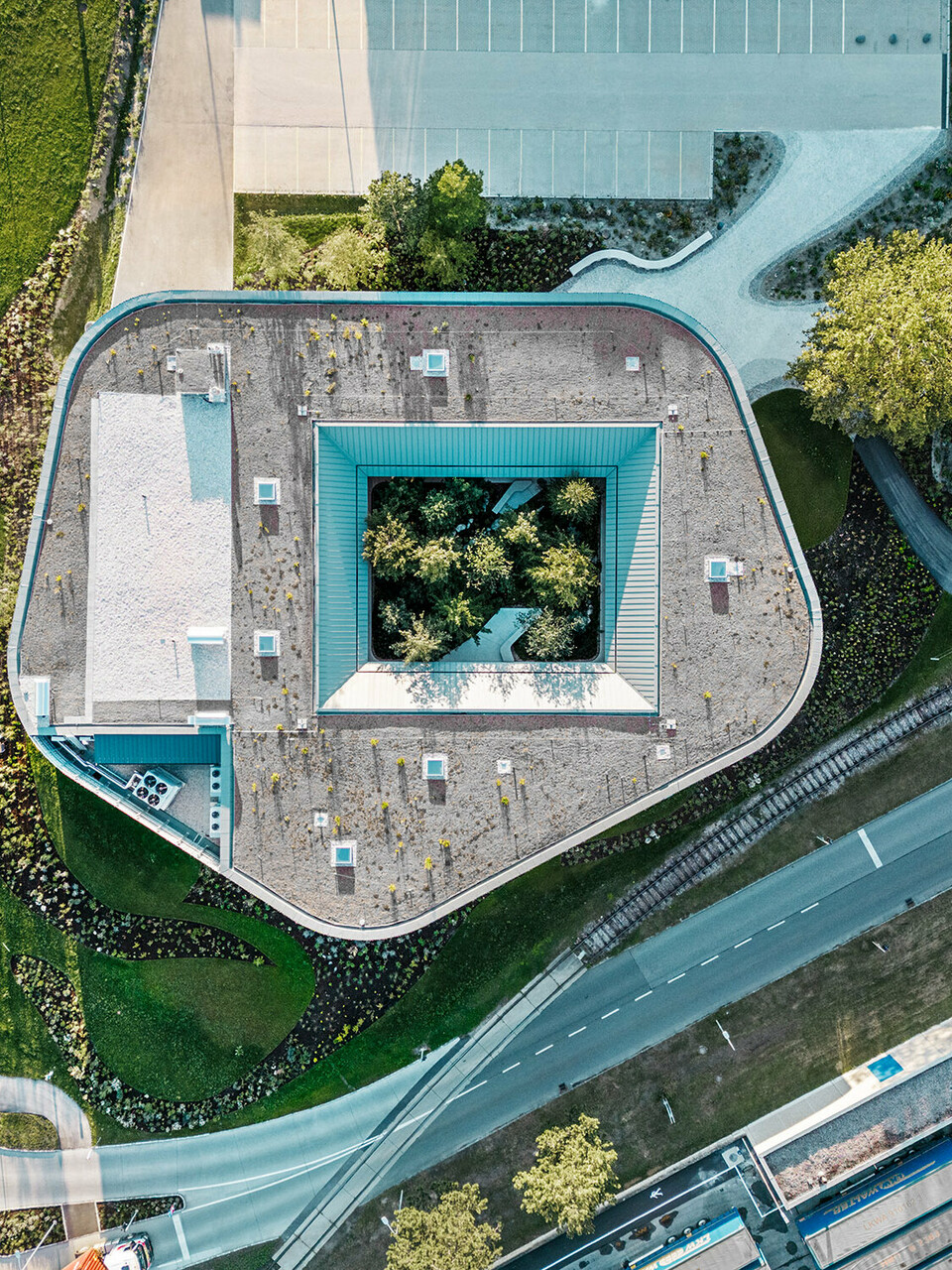 Vista dall'alto del ristorante Walter all'interno del Business Park del WALTER GROUP; si intravedono il bosco nell'atrio e le strade circostanti.