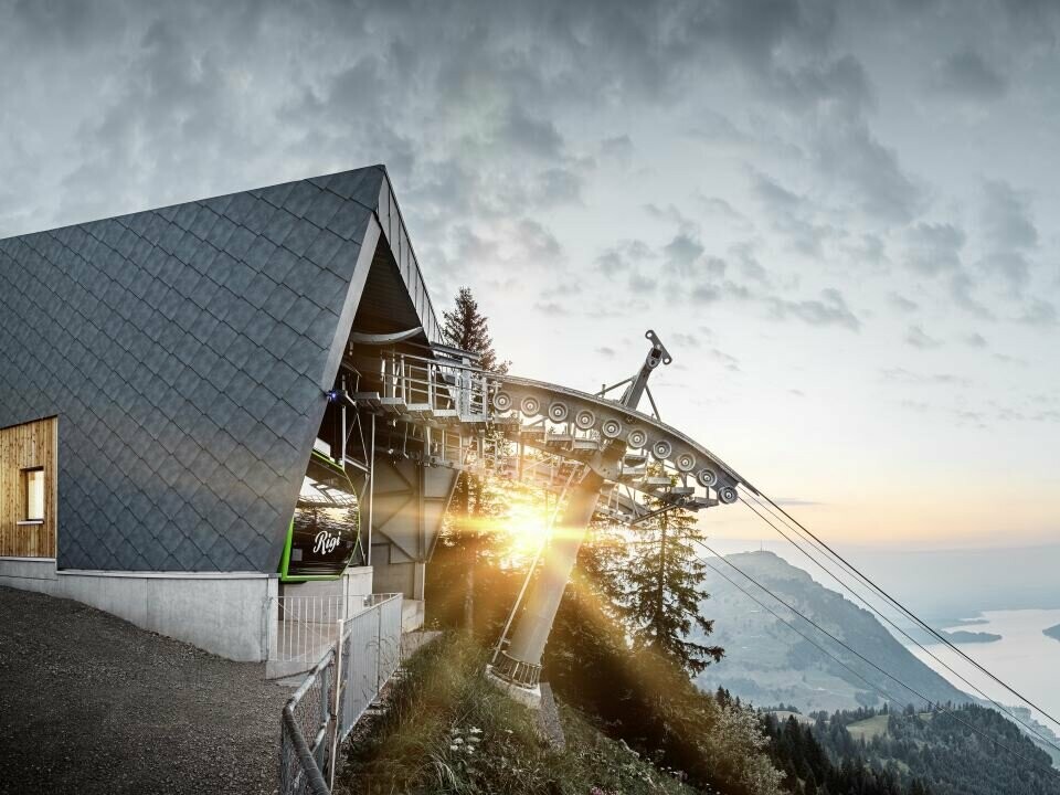 La funivia Rigi Scheidegg al tramonto, rivestita con la scaglia 44 PREFA in P.10 grigio pietra