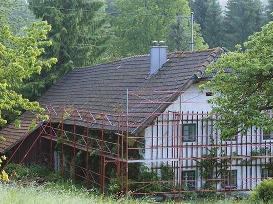 vecchia copertura del Wiesenhaus poco prima della ristrutturazione con la scandola PREFA, con impalcatura 