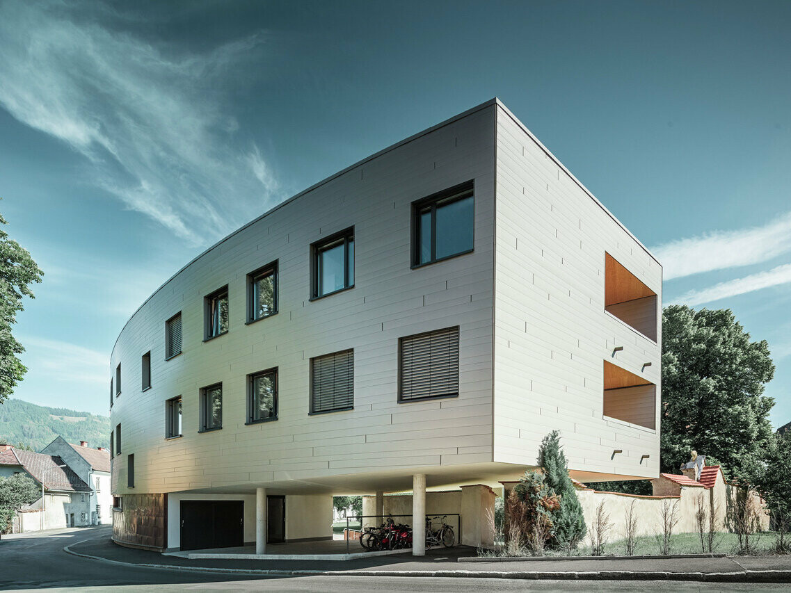 Vista laterale della nuova residenza per studenti a Leoben. La facciata è stata rivestita in Doghe PREFA.