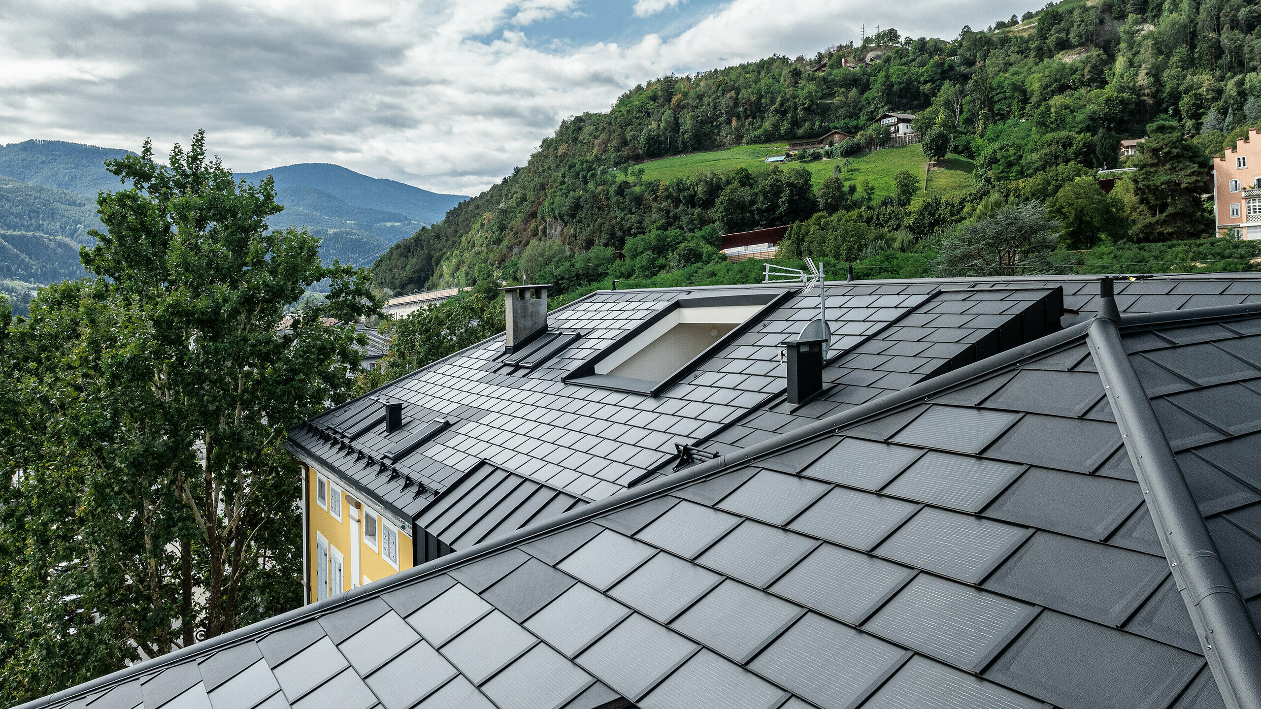 Dettaglio della copertura del Hotel Jarolim ristrutturata, che comprende due eleganti loft con terrazze a tasca panoramiche.