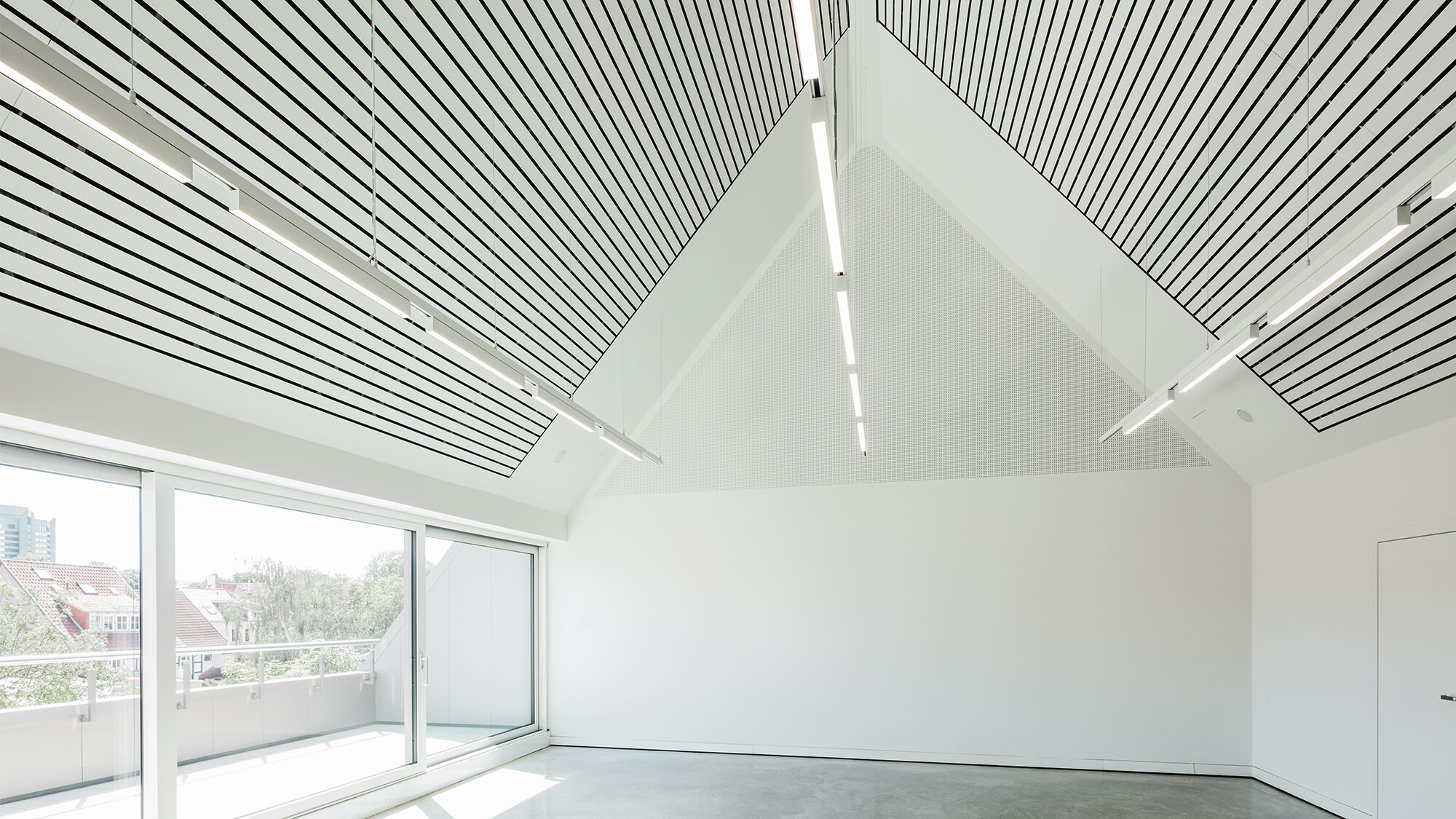 Vista sugli interni del museo d'arte che sono stati mantenuti completamente in bianco con illuminazione sul soffitto.