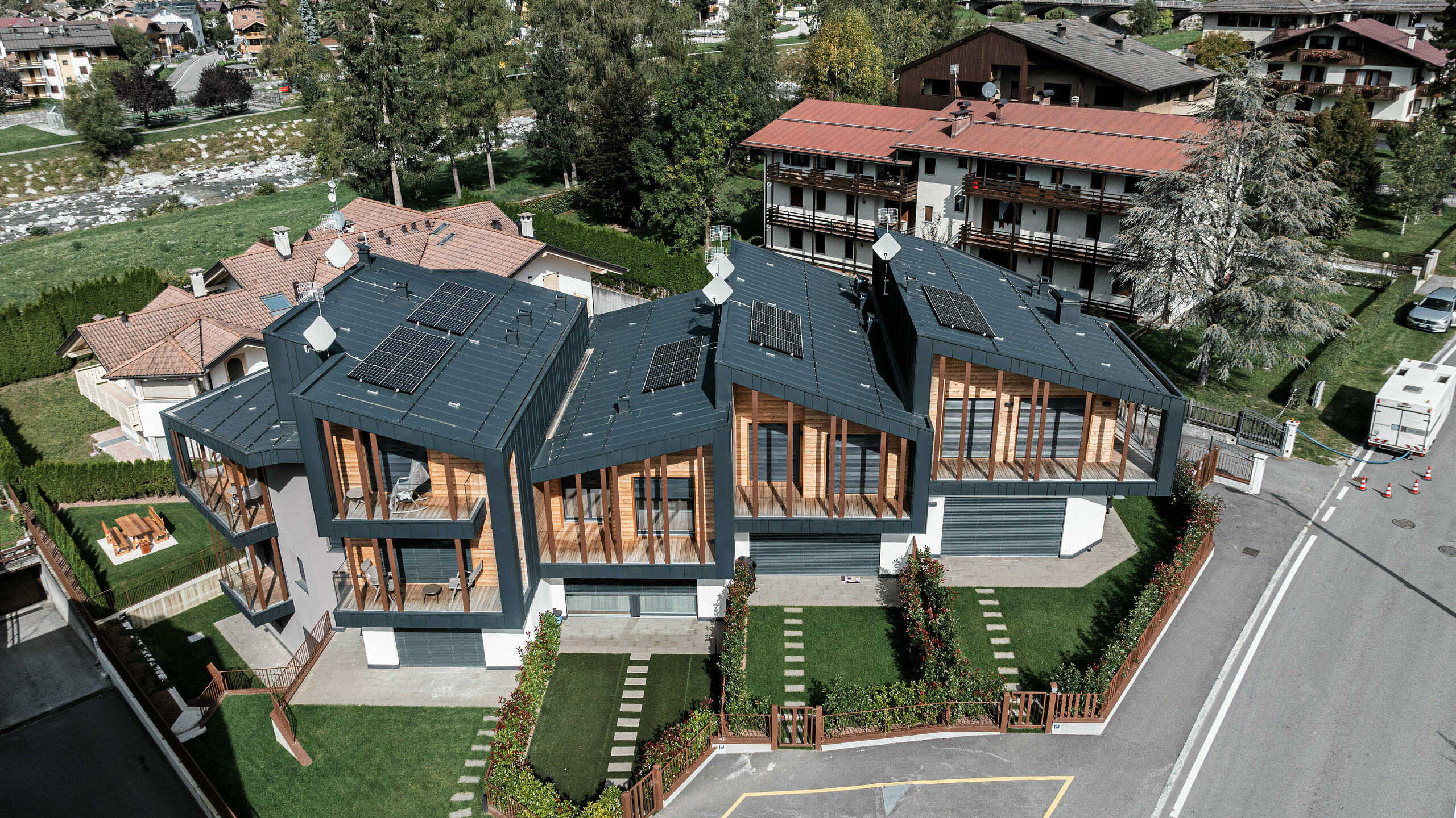 Ripresa dall'alto dei Calet Vette del Brenta a Pinzolo con copertura e facciata in Prefalz antracite.