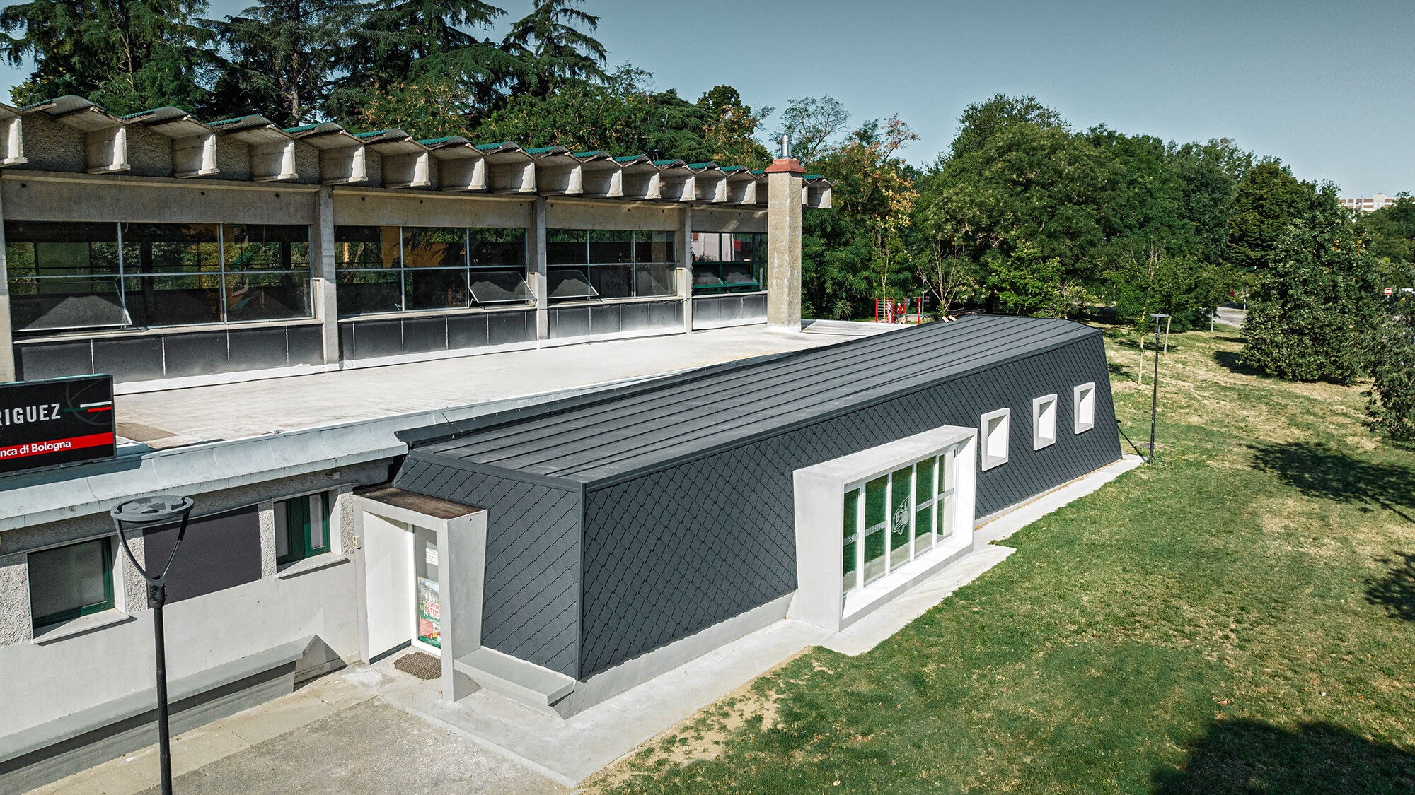 Die Turnhalle Rodriguez und ihr Zubau mit dem Parkgelände davor aus der Vogelperspektive.