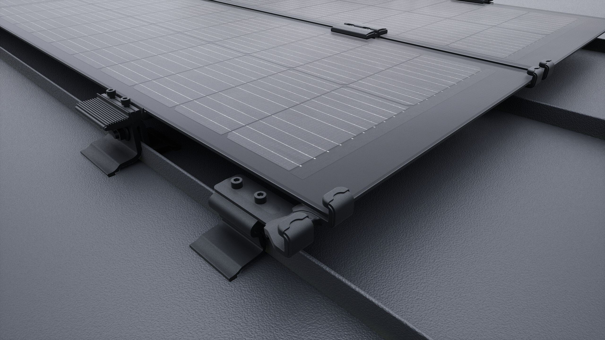 Nahaufnahme des PREFALZ Solarmoduls mit Modulabrutschsicherung in Schwarz. Die Module sind am PREFALZ Dachsystem, direkt auf den Falzen, montiert. 