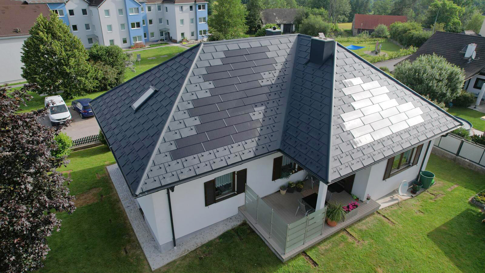 Una classica casa indipendente a Weitra, in Bassa Austria, ristrutturata con la innovative tegola fotovoltaica PREFA e le tegole R.16. Il tetto combina prodotti in alluminio di alta qualità e tecnologia solare avanzata per generare energia sostenibile e allo stesso tempo fornire una protezione elegante. La copertura PREFA conferisce alla casa un aspetto elegante e contemporaneo. Gli innovativi pannelli solari del tetto contribuiscono inoltre alla produzione di energia ecologica. Il tetto in lamiera di alta qualità è sinonimo di durata, resistenza agli agenti atmosferici ed efficienza energetica.