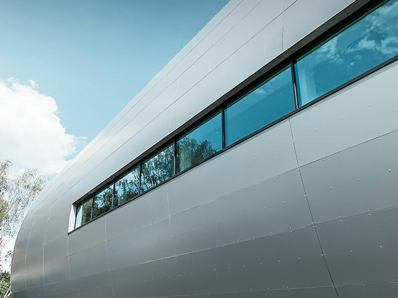 Seitliche Ansicht der Röhre am Allianz Stadion in Wien für SK Rapid; Die Röhre ist mit der Aluminium Verbundplatte in Silbermetallic verkleidet.