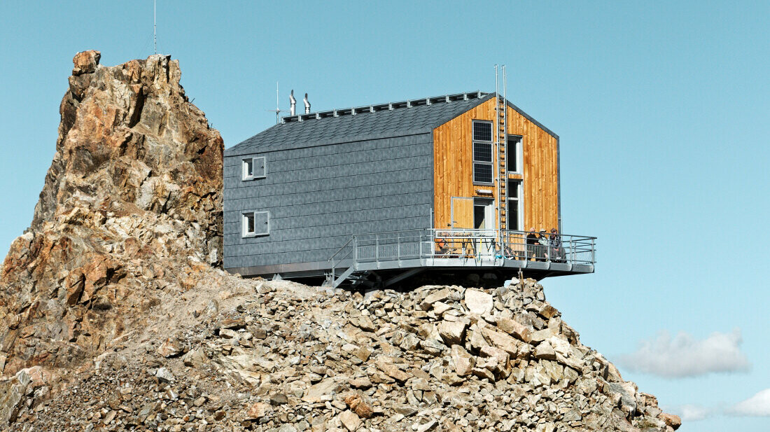 Il Rifugio de l’Aigle ristrutturato di recente con il pannello per facciata e tetto FX.12 PREFA in grigio pietra P.10.