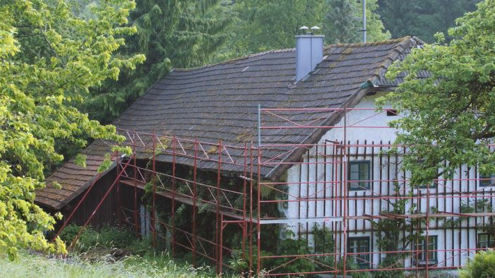 vecchia copertura del Wiesenhaus poco prima della ristrutturazione con la scandola PREFA, con impalcatura 