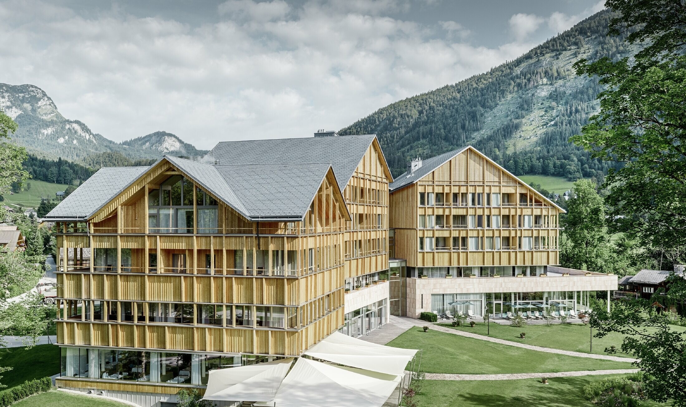 Hotel Vivamayr a Altausee con una facciata in legno e una copertura in scandole PREFA