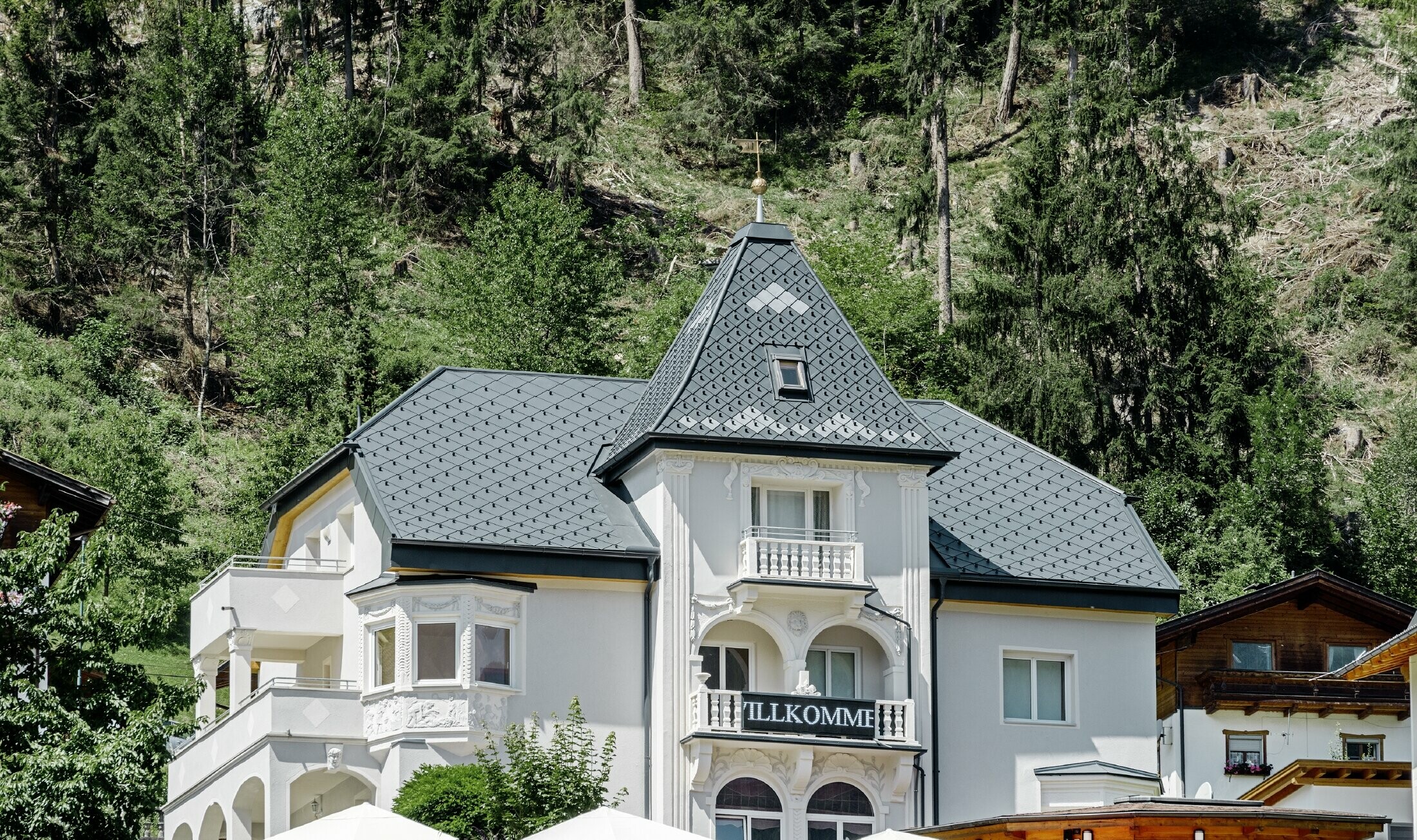 Felsenhaus con torre e una copertura in alluminio in antracite con una pizzeria al piano terra