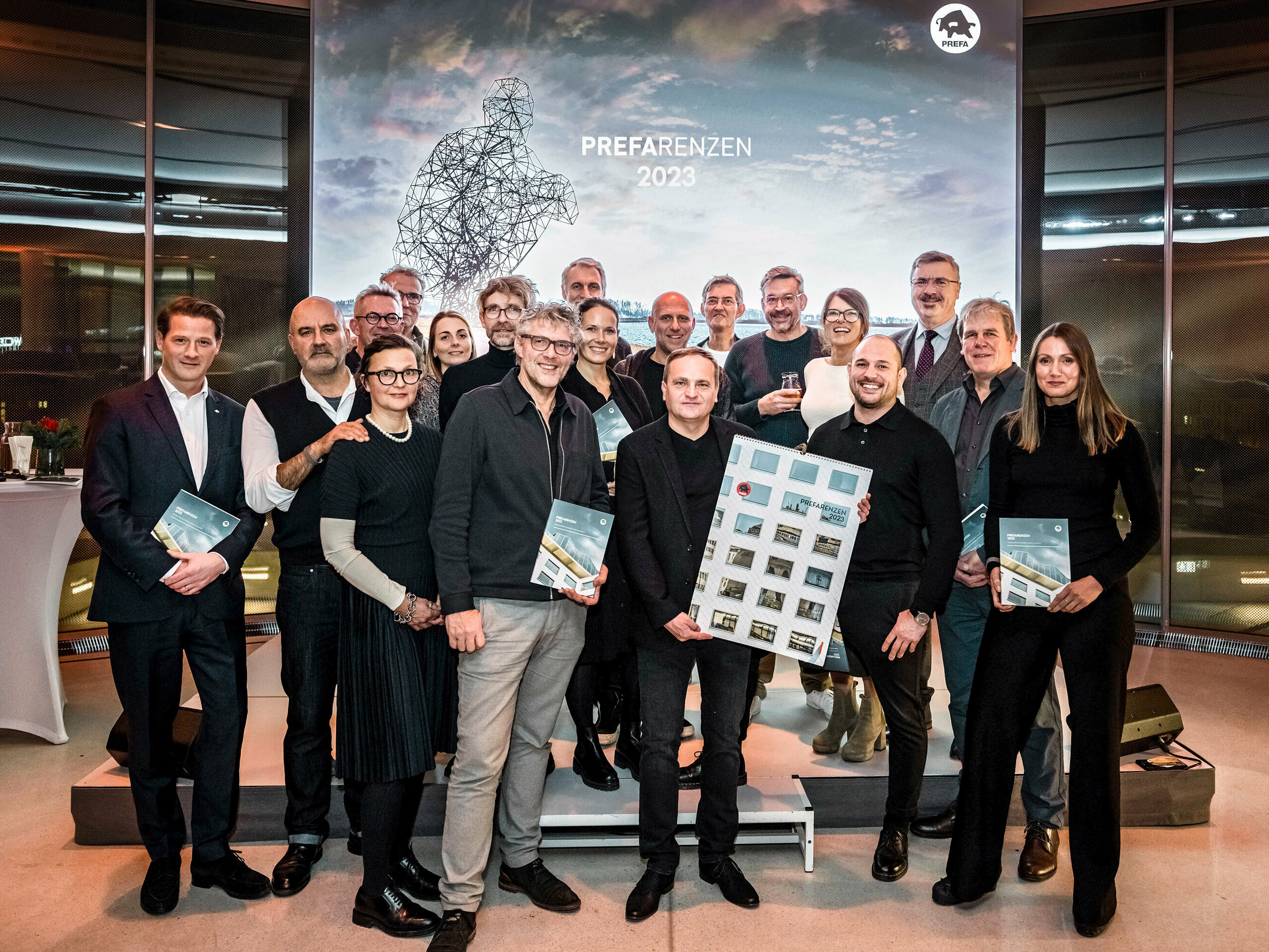 Gruppenfoto mit Leopold Pasquali, Aleksander Saša Ostan, Natascha Pavlin, Serge Bertic, Jens-Norbert Schmidt, Mathilde Poupart, Yannick Bohuon, Oliver Kupfner, Kees Marcelis, Chiara Thessarollo, Daniel Zerzán, Martin Lesjak, Dominique Cornaert, Dirk Härle, Susanne Muhr, Facundo Arboit, Karsten Köhler, Volker Petereit, Anastasija Lesjak.