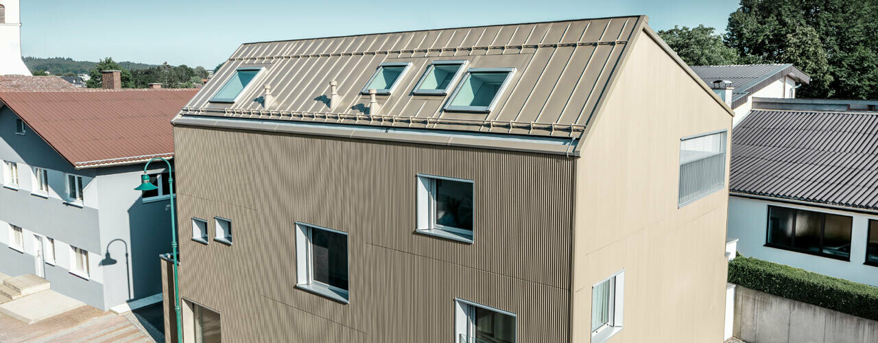 Modernes Wohnhaus mit Dacheindeckung und Fassadenverkleidung aus Aluminium von PREFA