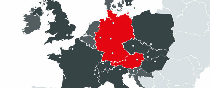 Landkarte mit allen europäischen Ländern in denen PREFA geschäftlich aktiv ist, in Rot die beiden Produktionsstandorte Österreich und Deutschland