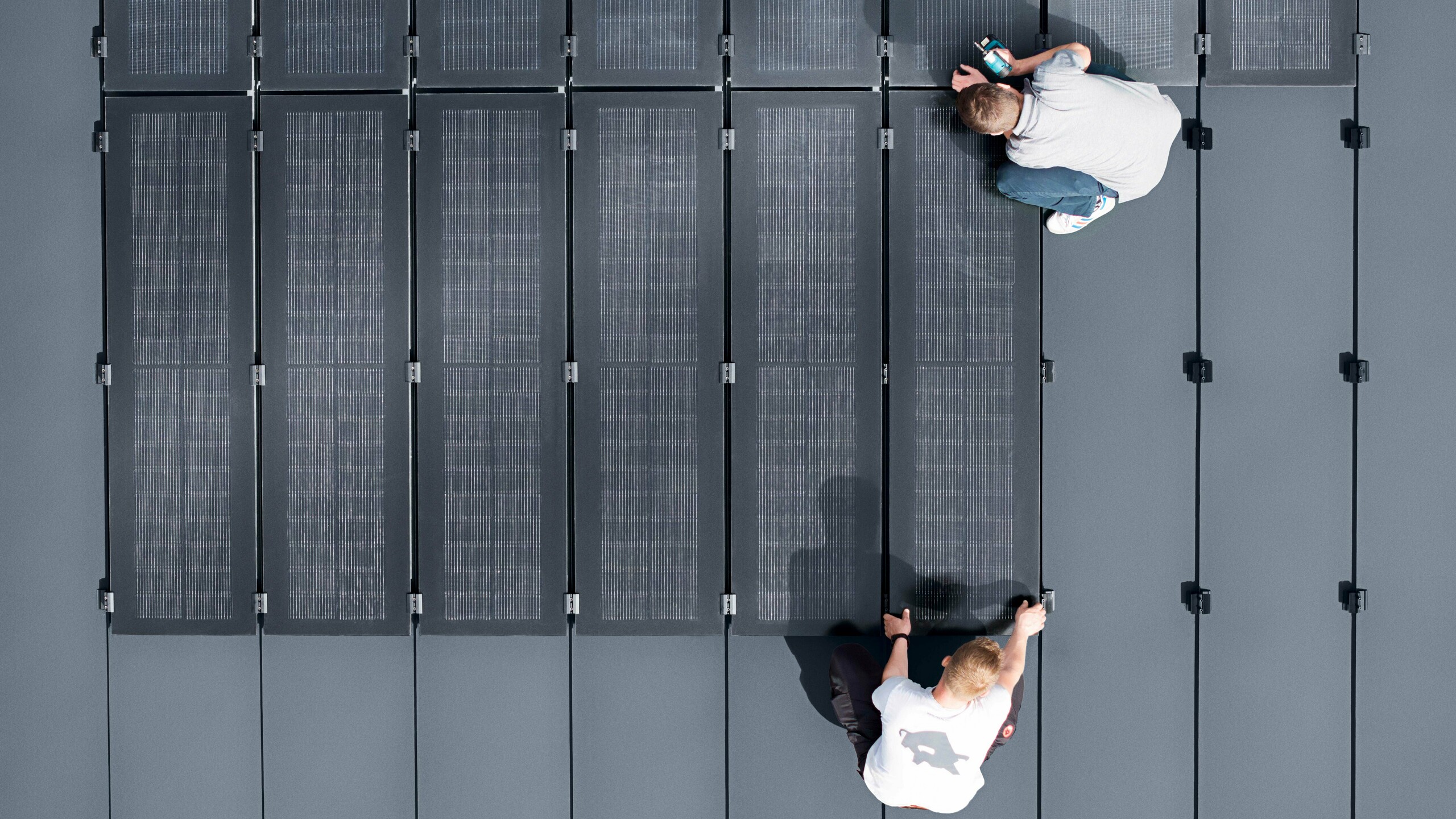 Luftaufnahme der PREFALZ-Solarmodule, die auf dem PREFALZ-Dach installiert werden.