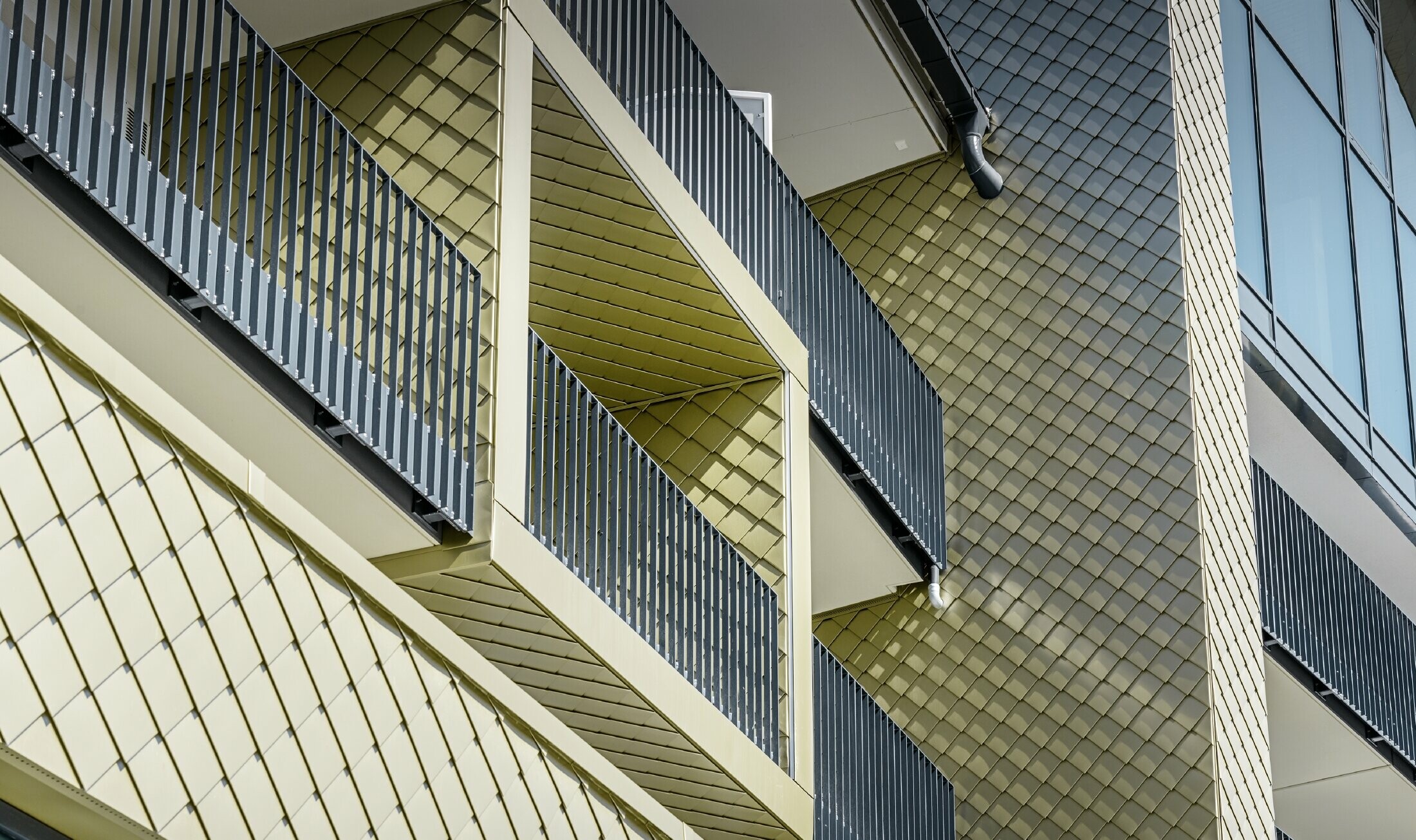 Rivestimento della conversa per balcone presso l'Hotel Edita in Scheidegg con la losanga 20 x 20 PREFA in bronzo luce