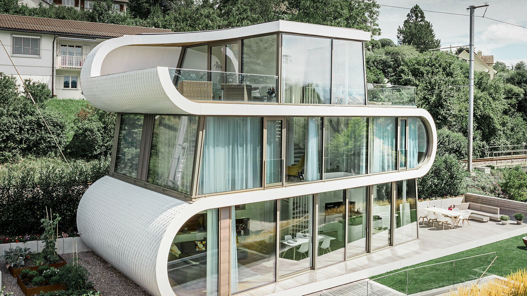 Moderna Flexhouse in Svizzera con scandole romboidali PREFA flessibili nel colore bianco puro