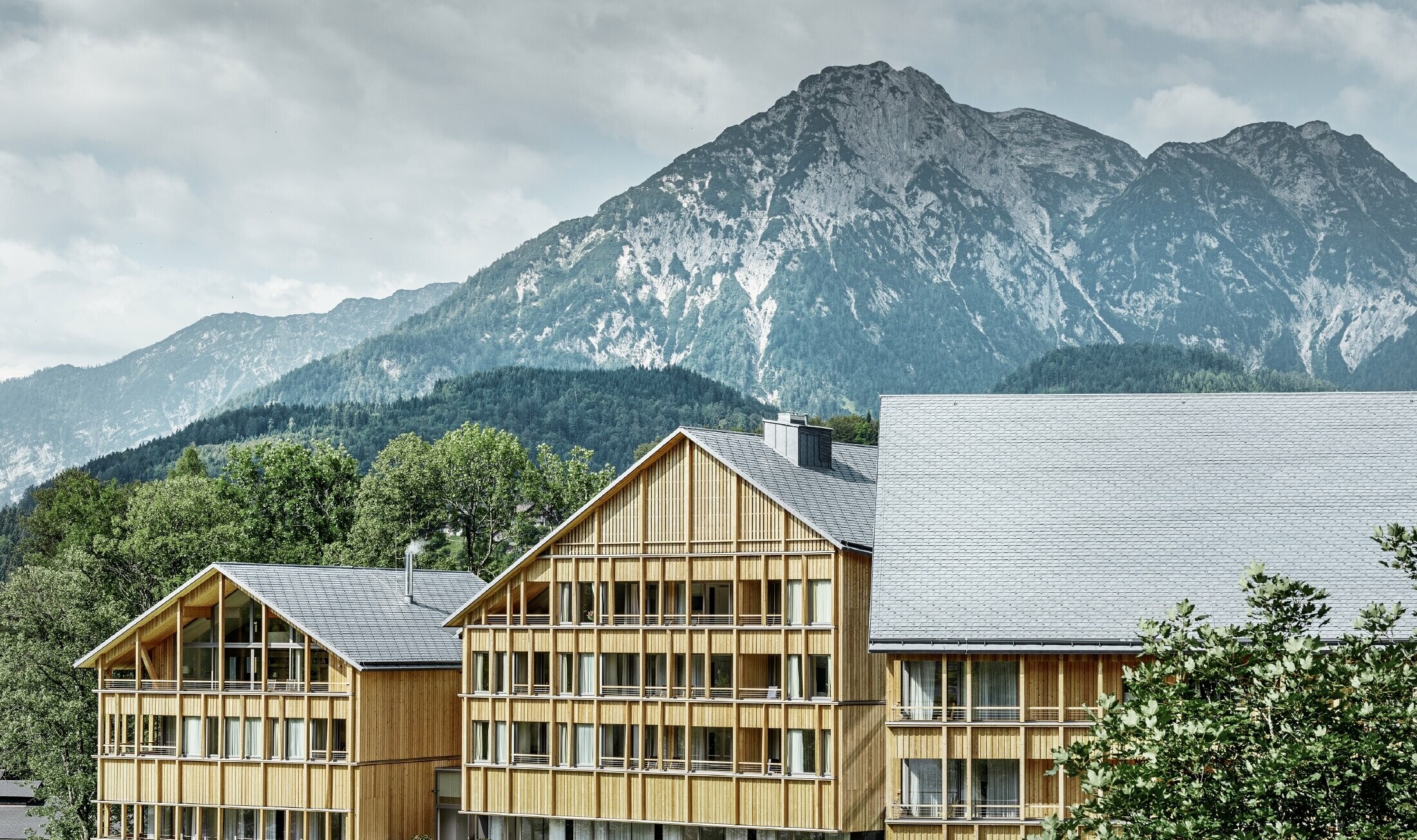 Hotel Vivamayr a Altausee con una facciata in legno e una copertura in scandole PREFA