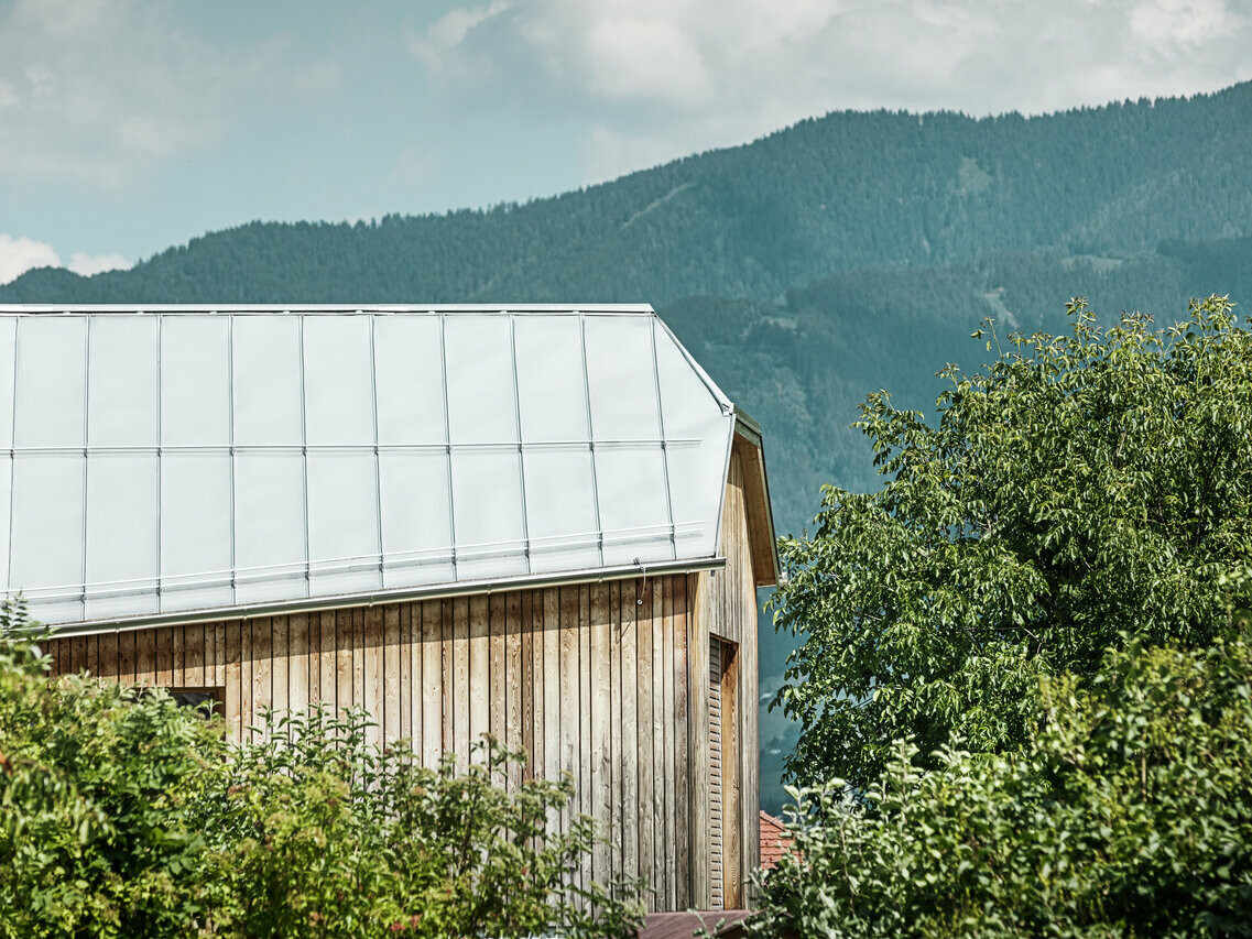 Nahaufnahme des Einfamilienhauses in Pruggern im schönen Ennstal in Österreich. Das Dach wurde mit PREFALZ Naturblank gedeckt.