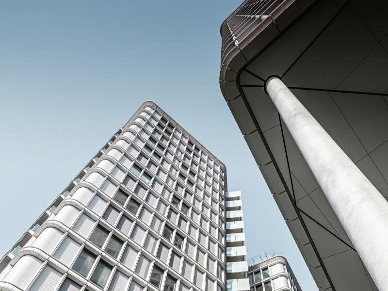 Vista da sotto della torre dei "Belvedere Apartments". Profili estrusi di PREFA creano una facciata di alta qualità.